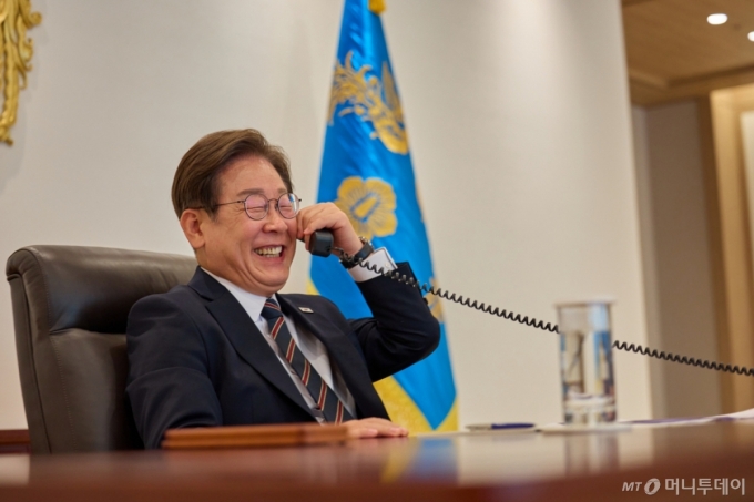 이재명 대통령이 9일 서울 용산구 대통령실 청사 집무실에서 이시바 시게루 일본 총리와 전화 통화를 하고 있다. / 사진=대통령실