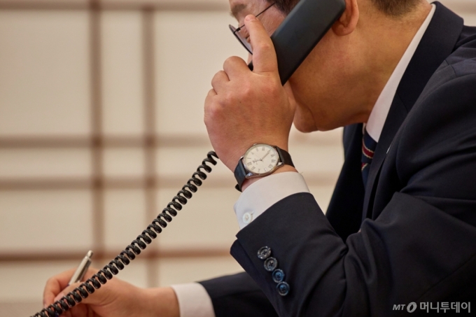 이재명 대통령이 9일 서울 용산구 대통령실 청사 집무실에서 이시바 시게루 일본 총리와 전화 통화를 위해 수화기를 들고 있다. / 사진=대통령실