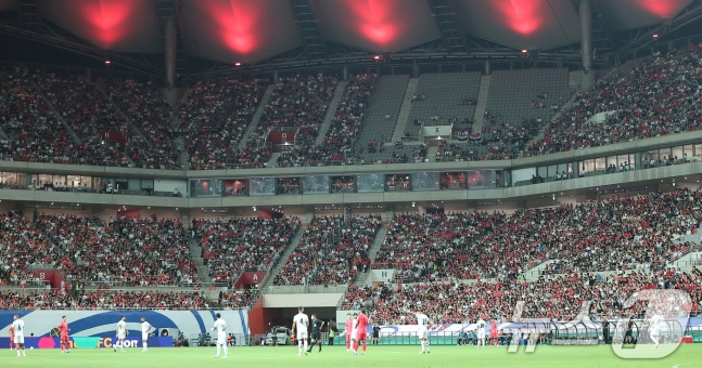 지난해 9월 5일 서울 마포구 서울월드컵경기장에서 열린 2026 국제축구연맹(FIFA) 북중미 월드컵 아시아 3차 예선 B조 1차전 대한민국과 팔레스타인의 경기, 관중석에 빈 곳이 눈에 띈다. /사진=뉴스1