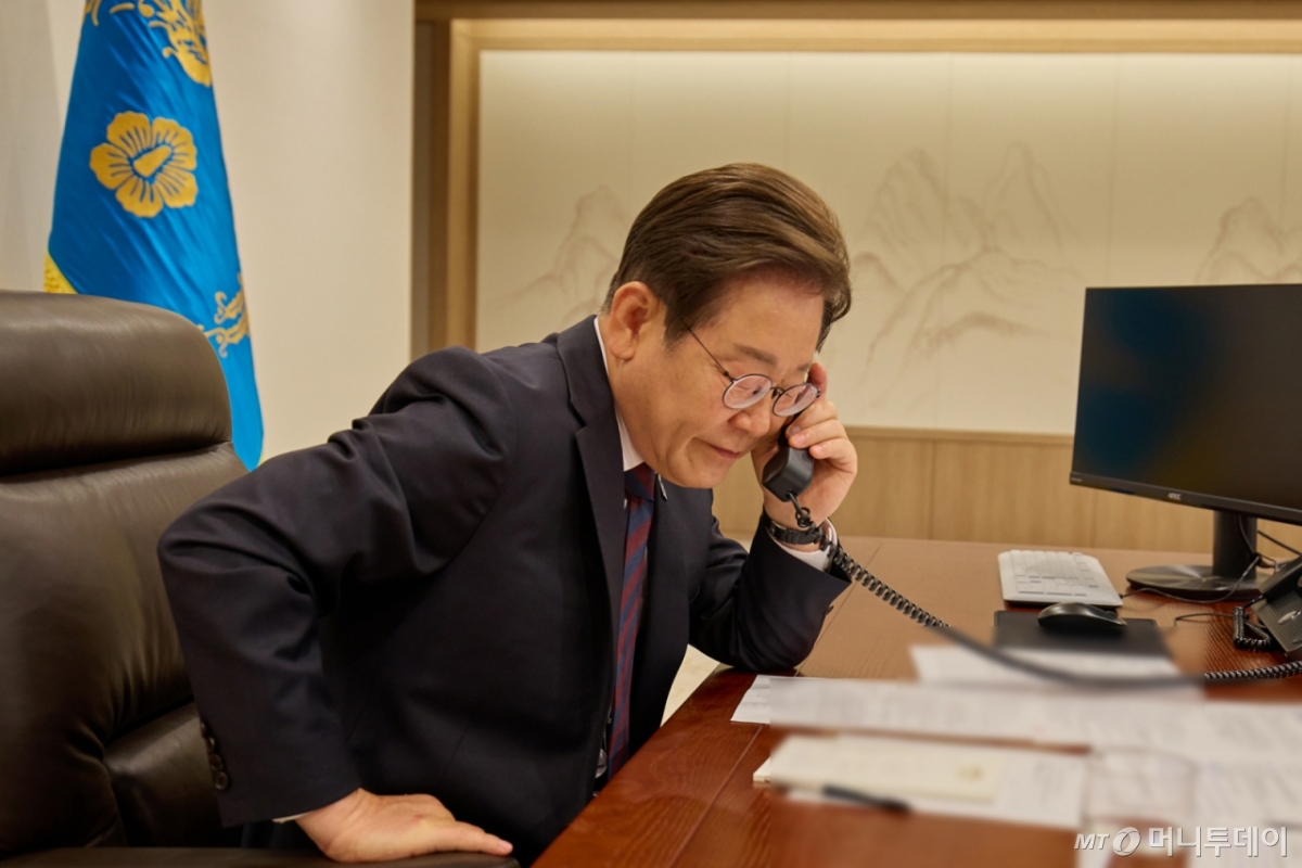 [서울=뉴시스] 이재명 대통령이 10일 서울 용산구 대통령실 청사 집무실에서 시진핑 중국 주석과 통화를 하고 있다. (사진=대통령실 제공) 2025.06.10. photo@newsis.com *재판매 및 DB 금지 /사진=