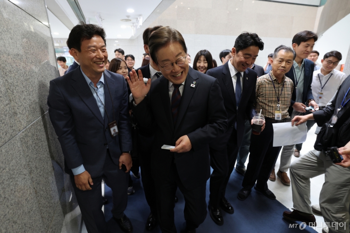 [서울=뉴시스] 고범준 기자 = 이재명 대통령이 10일 서울 용산구 대통령실 청사에서 입주업체 관계자와 대화를 하고 있다. 2025.06.10. bjko@newsis.com /사진=