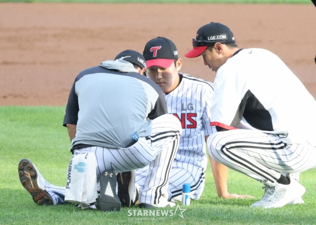 22025 신한 SOL Bank KBO리그 LG 트윈스 대 SSG 랜더스 경기가 10일 서울 잠실야구장에서 열렸다. LG 선발 손주영이 1회초 2사 1루에서 SSG 에레디아의 강습 타구에 맞아 부상을 입은 후 고통스러워하고 있다. /사진=김진경 대기자