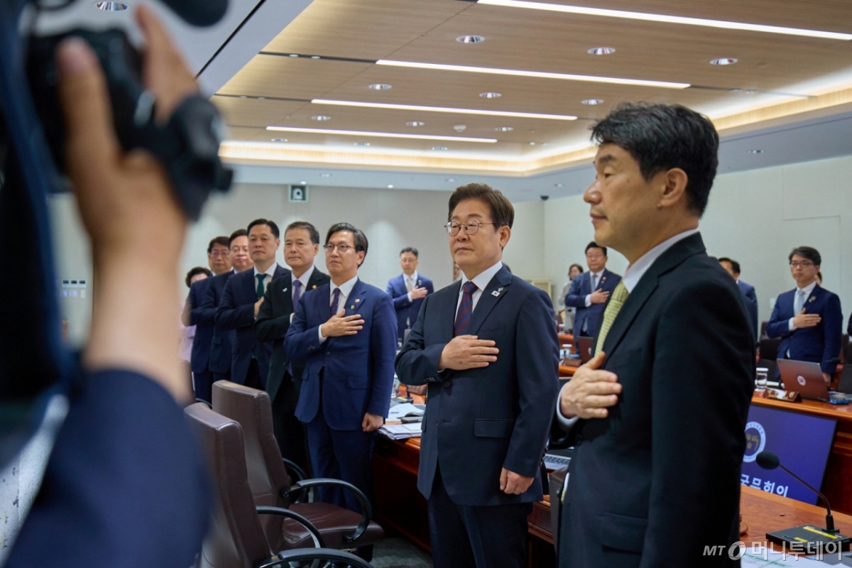 (서울=뉴스1) 허경 기자 = 이재명 대통령이 10일 서울 용산구 대통령실 청사에서 열린 국무회의에서 국무위원들과 함께 국민의례를 하고 있다. (대통령실 제공. 재판매 및 DB 금지) 2025.6.10/뉴스1  Copyright © 뉴스1. All rights reserved. 무단 전재 및 재배포,  AI학습 이용 금지. /사진=(서울=뉴스1) 허경 기자