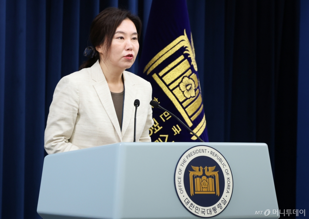 (서울=뉴스1) 허경 기자 = 강유정 대통령실 대변인이 10일 서울 용산구 대통령실 청사에서 국민추천제 관련 브리핑을 하고 있다. 강 대변인은 브리핑을 통해 국민들로부터 일주일간 장차관 등 인사추천을 받는다고 밝혔다. 2025.6.10/뉴스1  Copyright © 뉴스1. All rights reserved. 무단 전재 및 재배포,  AI학습 이용 금지. /사진=(서울=뉴스1) 허경 기자