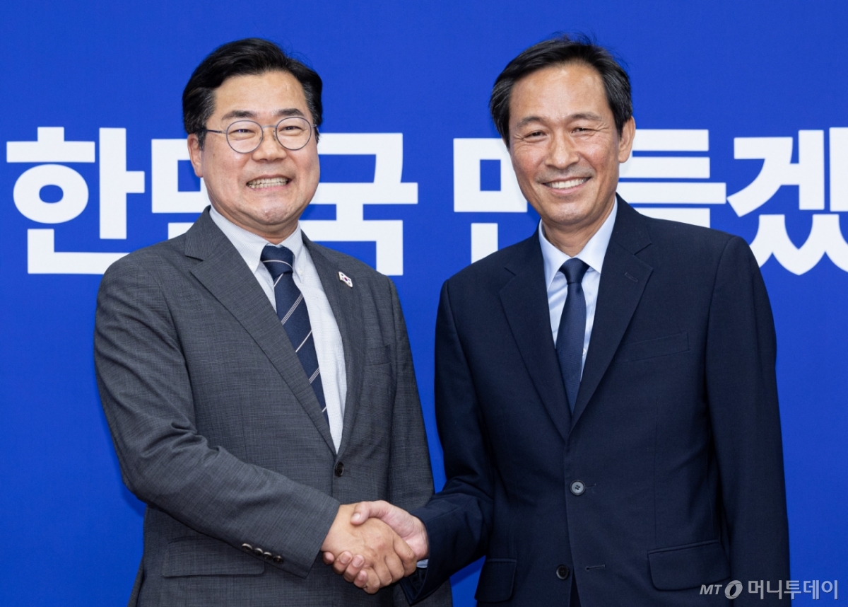 (서울=뉴스1) 이재명 기자 = 우상호 신임 대통령실 정무수석(오른쪽)이 10일 오후 서울 여의도 국회에서 박찬대 더불어민주당 대표 직무대행 겸 원내대표를 예방하고 있다. 2025.6.10/뉴스1  Copyright © 뉴스1. All rights reserved. 무단 전재 및 재배포,  AI학습 이용 금지. /사진=(서울=뉴스1) 이재명 기자