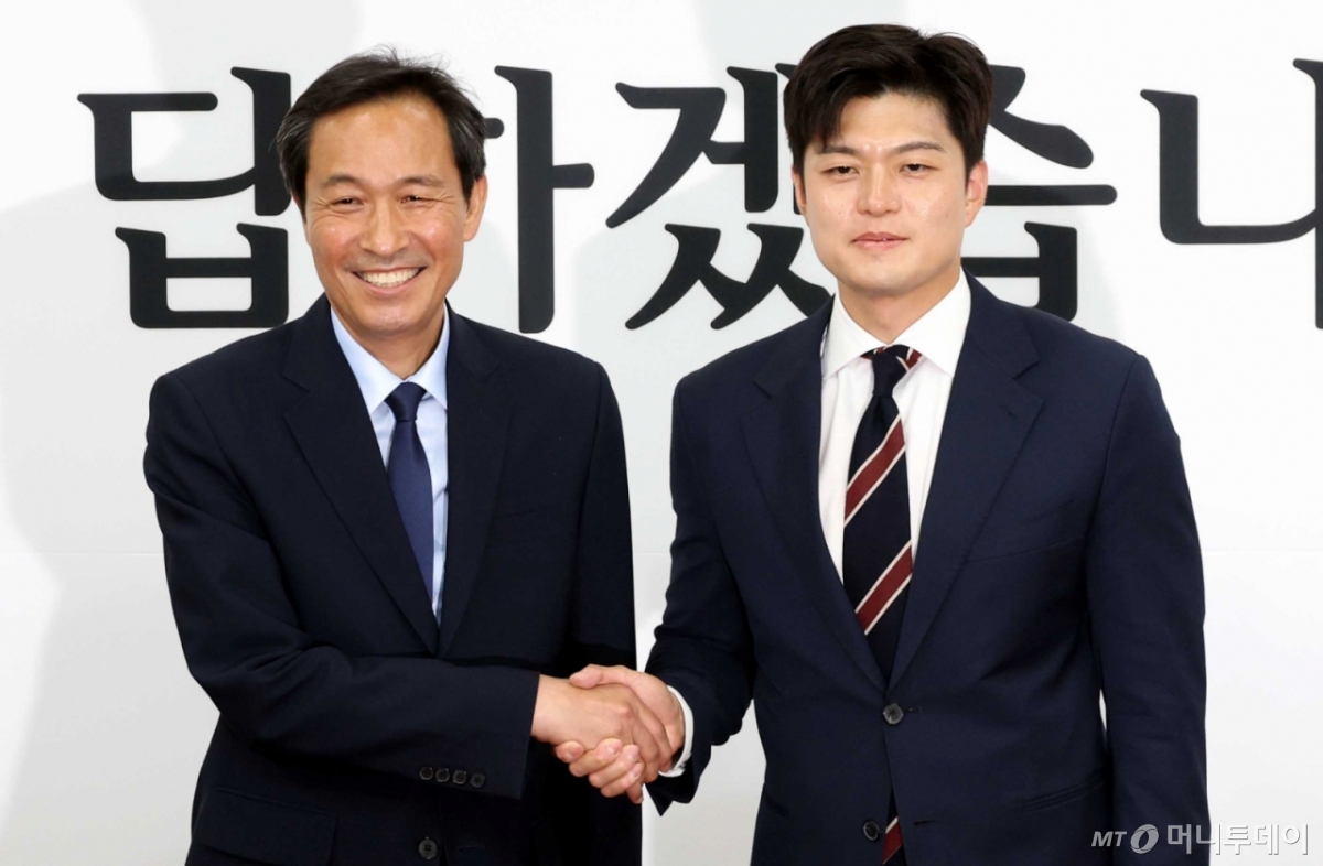 [서울=뉴시스] 조성봉 기자= 김용태 국민의힘 비상대책위원장이 10일 오후 서울 여의도 국회에서 우상호 대통령실 정무수석을 접견하며 악수하고 있다. 2025.06.10. suncho21@newsis.com /사진=조성봉