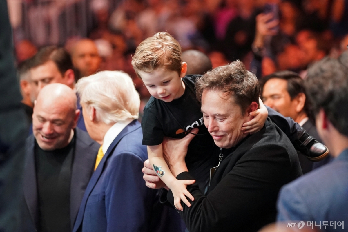 (마이애미 로이터=뉴스1) 우동명 기자 = 일론 머스크 테슬라 CEO와 아들 X가 12일(현지시간) 플로리다주 마이애미 카세야 센터에서 열린 UFC 경기를 관람하기 위해 도널드 트럼프 대통령과 도착을 하고 있다. 2025.04.13 ⓒ 로이터=뉴스1 Copyright © 뉴스1. All rights reserved. 무단 전재 및 재배포, AI학습 이용 금지. /사진=(마이애미 로이터=뉴스1) 우동명 기자