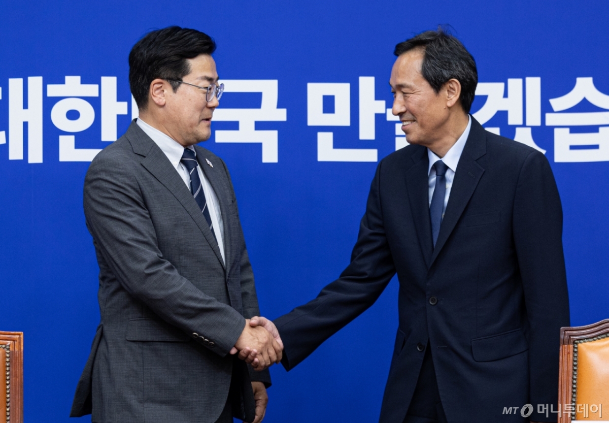 (서울=뉴스1) 이재명 기자 = 우상호 신임 대통령실 정무수석(오른쪽)이 10일 오후 서울 여의도 국회에서 박찬대 더불어민주당 대표 직무대행 겸 원내대표를 예방하고 있다. 2025.6.10/뉴스1  Copyright © 뉴스1. All rights reserved. 무단 전재 및 재배포,  AI학습 이용 금지. /사진=(서울=뉴스1) 이재명 기자