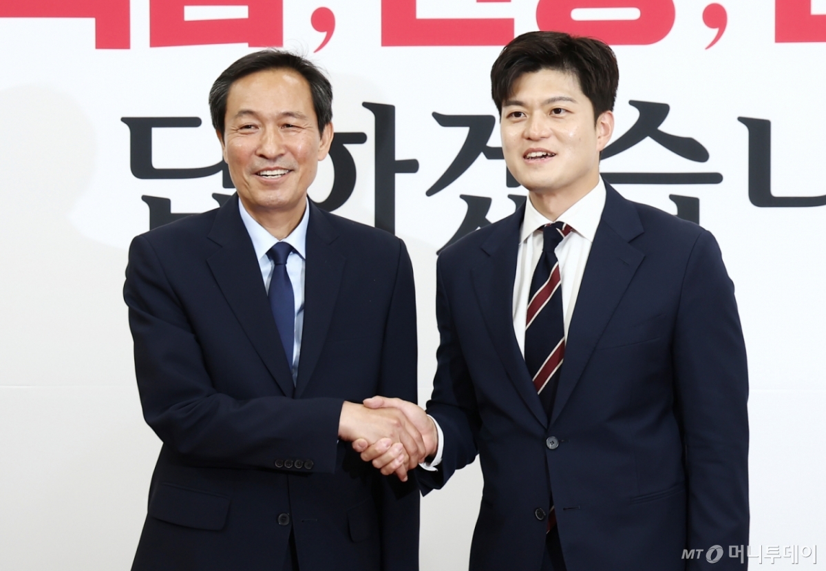 (서울=뉴스1) 김민지 기자 = 김용태 국민의힘 비상대책위원장이 10일 서울 여의도 국회에서 우상호 정무수석을 접견하고 있다. 2025.6.10/뉴스1  Copyright © 뉴스1. All rights reserved. 무단 전재 및 재배포,  AI학습 이용 금지. /사진=(서울=뉴스1) 김민지 기자