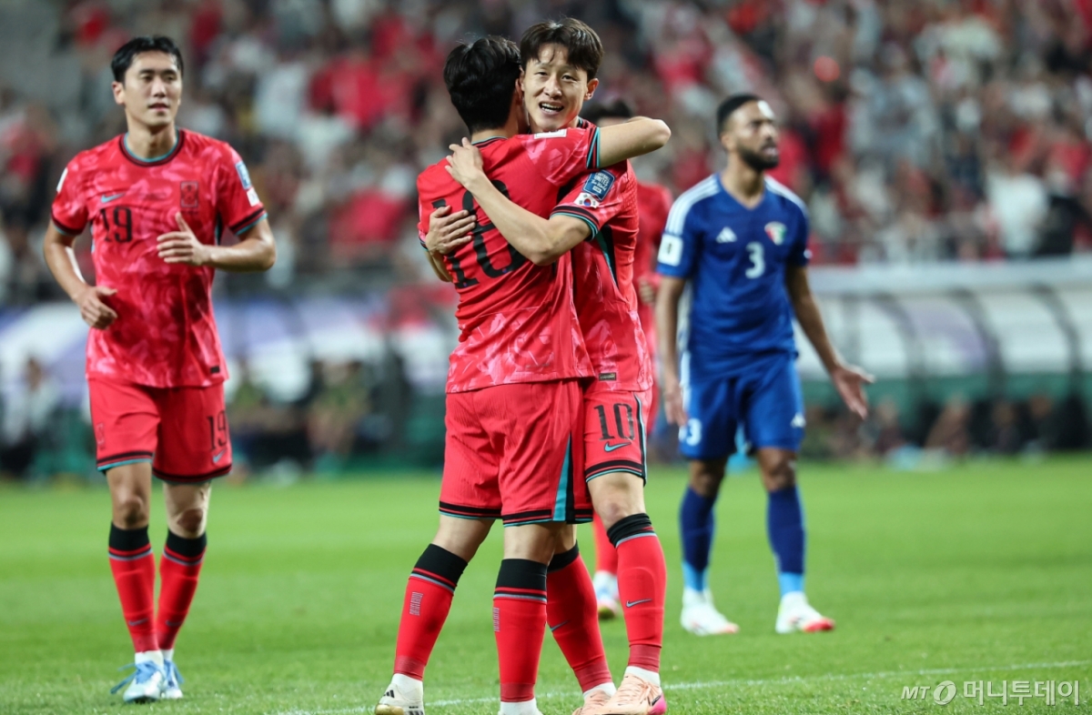 (서울=뉴스1) 김도우 기자 = 10일 오후 서울 마포구 상암동 서울월드컵경기장에서 열린 2026 국제축구연맹(FIFA) 북중미 월드컵 아시아 3차 예선 B조 10차전 대한민국과 쿠웨이트의 경기, 대한민국 이재성이 골을 넣고 기뻐하고 있다. 2025.6.10/뉴스1  Copyright © 뉴스1. All rights reserved. 무단 전재 및 재배포,  AI학습 이용 금지. /사진=(서울=뉴스1) 김도우 기자