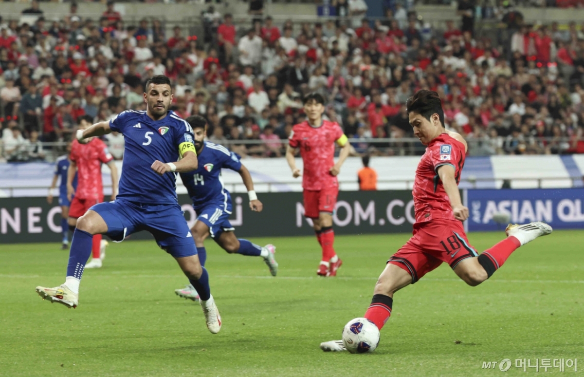 [서울=뉴시스] 김근수 기자 = 10일 서울 마포구 서울월드컵경기장에서 열린 2026 국제축구연맹(FIFA) 북중미월드컵 아시아 3차 예선 한국과 쿠웨이트의 경기, 한국 이강인이 골을 성공 시키고 있다. 2025.06.10. ks@newsis.com /사진=김근수