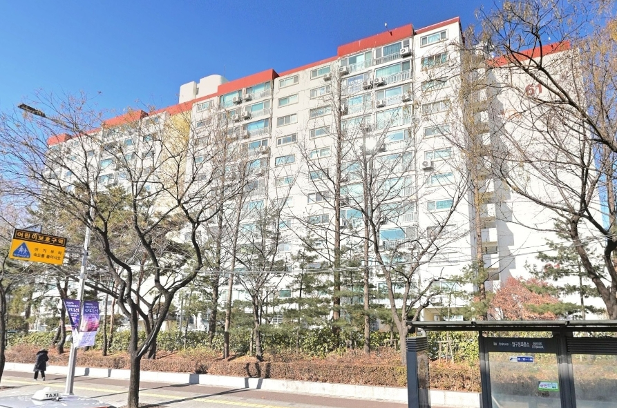 서초 벽산블루밍 전용 120.27㎡의 현재 시세는 25억원이다. 한양4차 전용 208.65㎡는 지난달 저층 매물이 88억7000만원에 거래된 것으로 확인된다. 한양4차 전경. /사진=네이버 지도 캡처