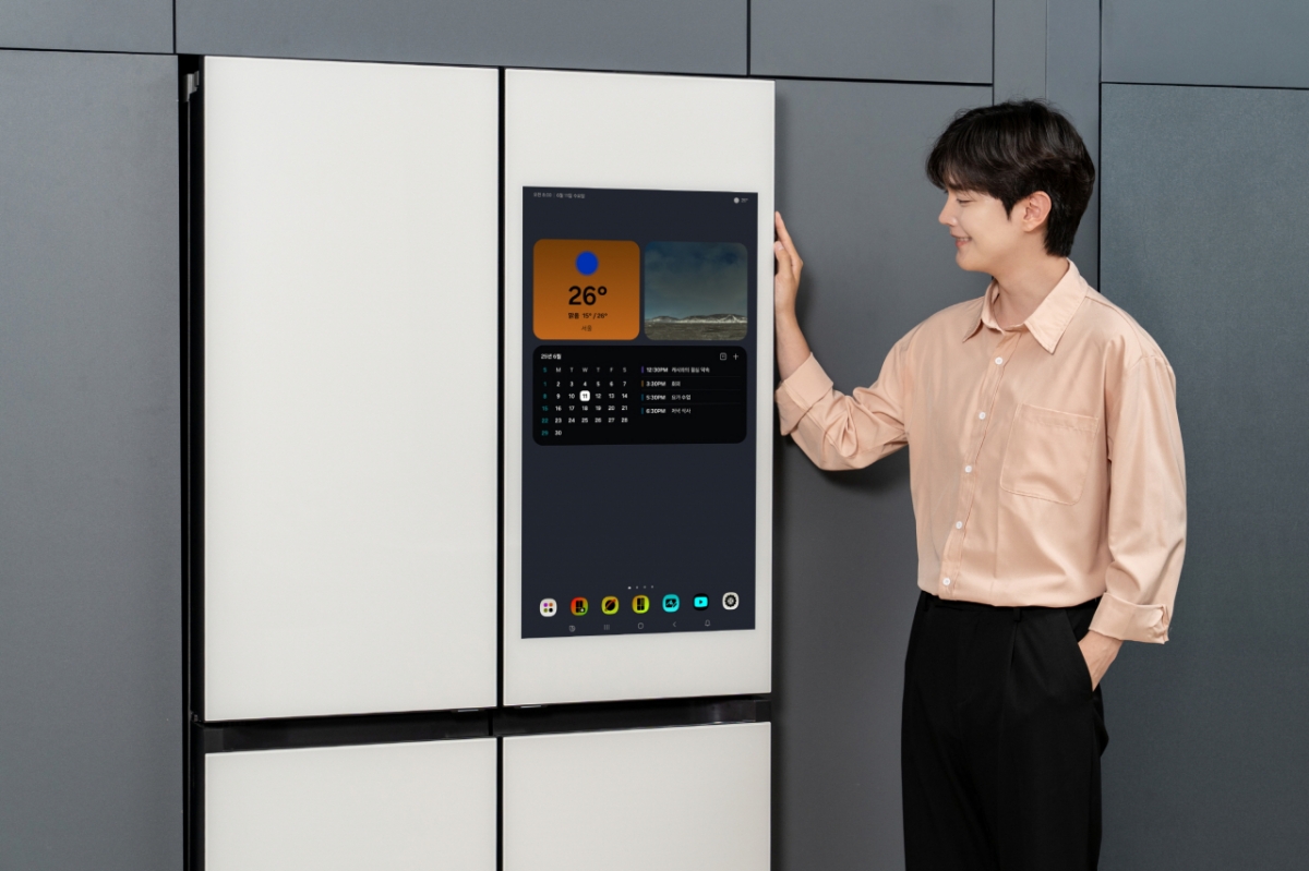 삼성전자 모델이 '보이스 ID' 기능을 사용하고 있다./사진=삼성전자