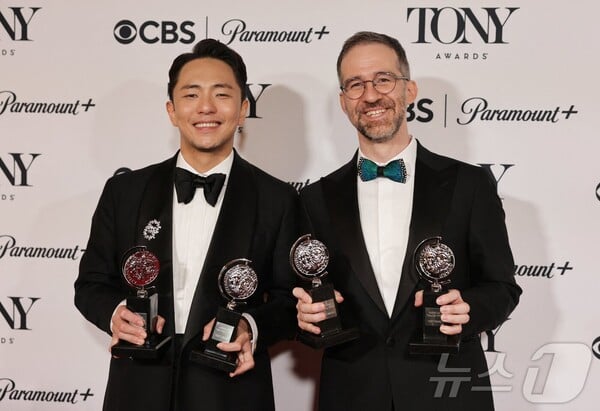 미 토니상을 수상한 박전휴 작가(왼쪽)-윌 애른슨 작곡가 콤비. 사진출처=로이터=뉴스1