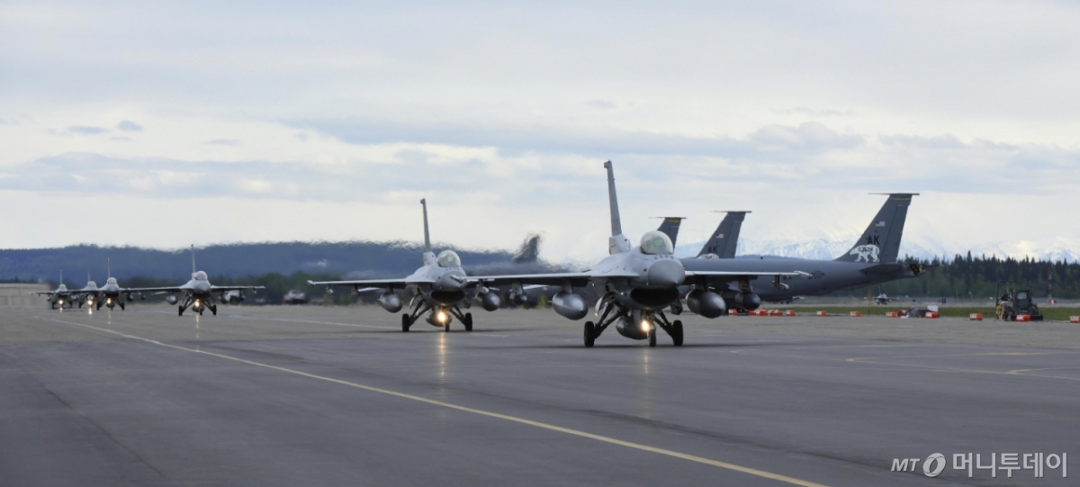 공군이 지난 5일 레드플래그 훈련 참가를 위해 KF-16 편대가 미국 알래스카주 아일슨 공군기지로 출발했다고 밝혔다. 사진은 지난 4일(현지 시간) 미국 알래스카주 아일슨 기지에 무사히 착륙한 KF-16 편대가 미리 도착한 본대의 환호를 받고 있다. / 사진=공군