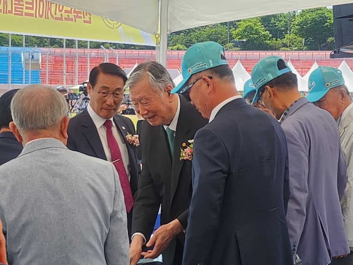 제23회 대통령기 전국 노인게이트볼 대회에 참석한 이중근 대한노인회장(가운데)이 내빈들과 인사를 나누고 있다. 