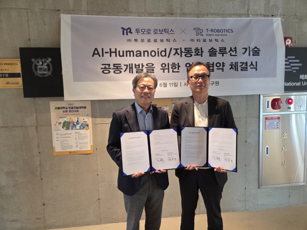 장병탁 투모로로보틱스 대표 겸 서울대학교 AI연구원장(왼쪽)과 안승욱 티로보틱스 대표가 업무협약식을 하고 있다./사진제공=티로보틱스