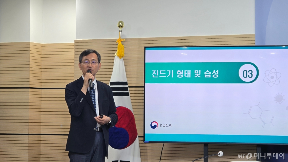 이희일 질병청 매개체분석과장이 11일 충북 오송청사에서 진행된 제2회 건강브리핑에서 진드기 형태 및 습성 등에 대해 설명하고 있다. /사진=홍효진 기자