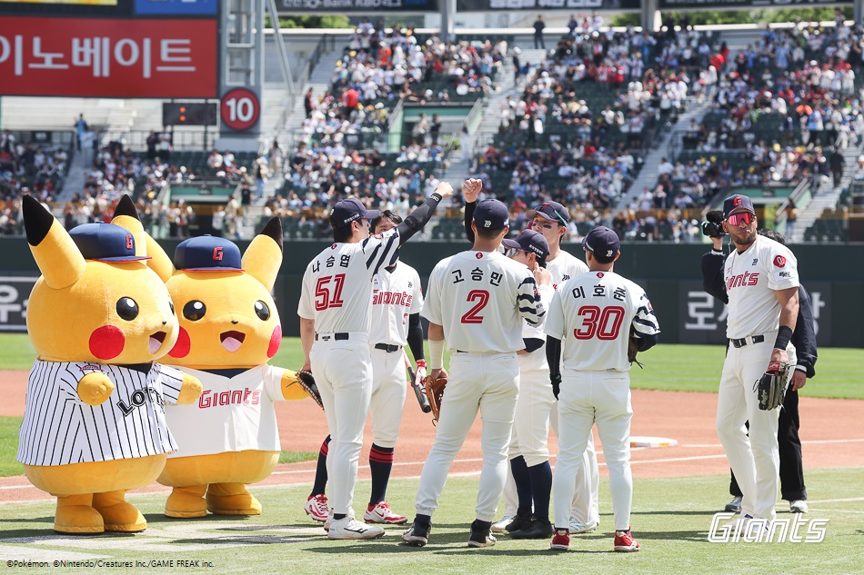 포켓몬데이에서 롯데 선수들을 맞이한 피카츄(왼쪽). /사진=롯데 자이언츠 제공