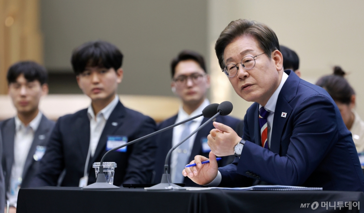 [서울=뉴시스] 고범준 기자 = 이재명 대통령이 11일 서울 영등포구 한국거래소에서 열린 주식시장 불공정거래 근절을 위한 현장 간담회에서 참석자 질문에 답하고 있다. 2025.06.11. bjko@newsis.com /사진=고범준