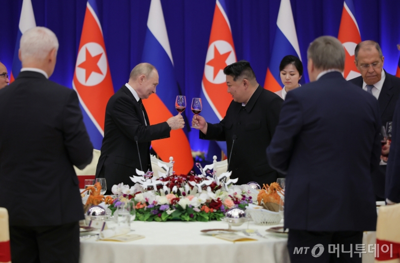 북한 노동당 기관지 노동신문은 지난해 6월20일 블라디미르 푸틴 러시아 대통령의 방북을 환영하며 전날 저녁 성대한 연회를 마련했다고 보도했다. 김정은 노동당 총비서는 이날 연설에서 "24년 전 그때처럼 조선민주주의인민공화국(북한)의 수도 평양을 다시 찾은 푸틴 대통령 동지의 모든 벗들을 열렬히 환영한다"고 말했다. / 사진=뉴스1(노동신문)