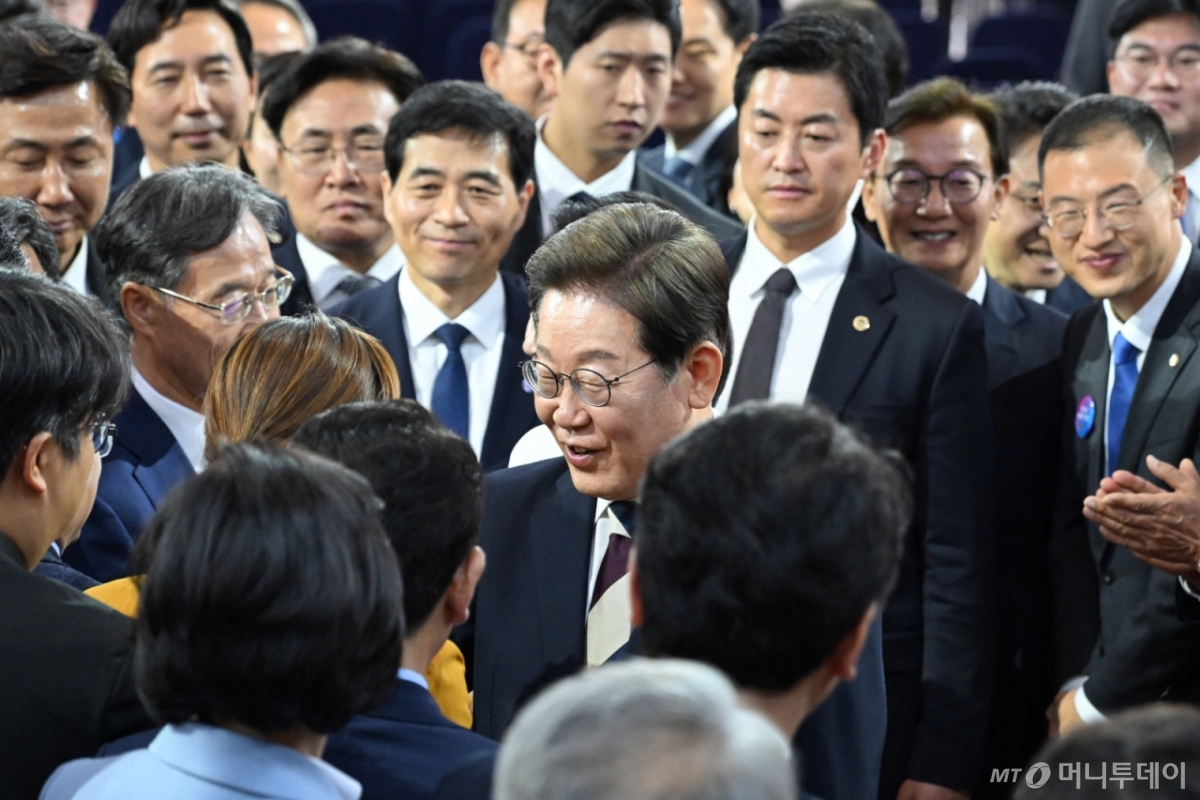 (서울=뉴스1) 국회사진기자단 = 이재명 대통령이 4일 서울 여의도 국회에서 제21대 대통령 취임선서와 취임사를 마치고 이동하며 의원 및 참석 내외빈들과 인사를 하고 있다.  2025.6.4/뉴스1  Copyright © 뉴스1. All rights reserved. 무단 전재 및 재배포,  AI학습 이용 금지. /사진=(서울=뉴스1) 국회사진기자단