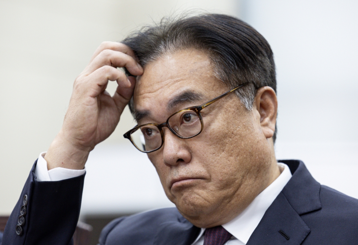  정진석 대통령비서실장이 6일 오전 서울 여의도 국회에서 열린 윤석열 정부의 비상계엄 선포를 통한 내란 혐의 진상규명 국정조사특별위원회 제3차 청문회에서 이마를 만지고 있다./사진=뉴스1.