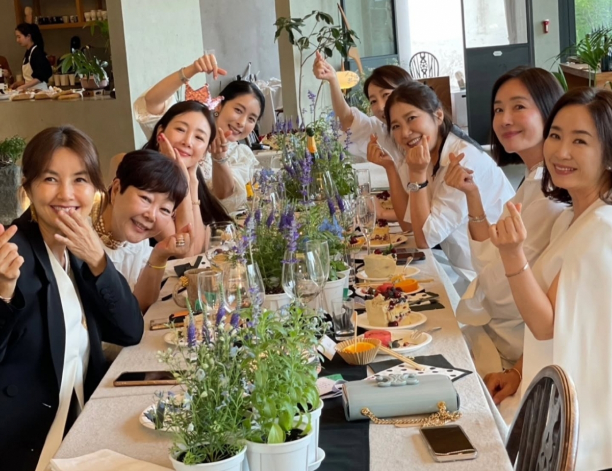 최지우 생일을 축하하기 위해 신애라 윤유선 오연수 유호정 등이 한자리에 모였다. /사진=인스타그램 갈무리