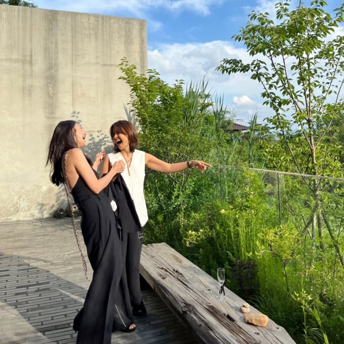 신애라가 최지우를 비롯해 50대에 접어든 여성들을 응원했다. /사진=인스타그램 갈무리