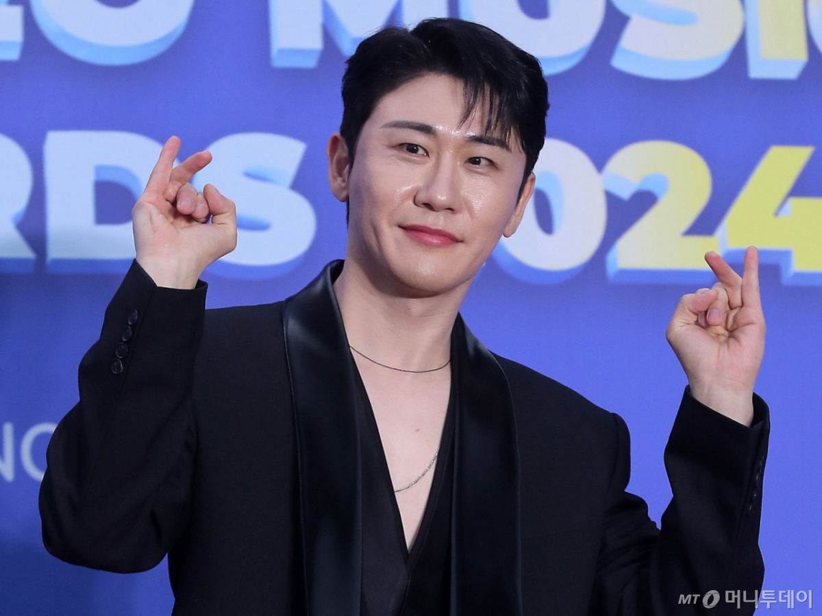 가수 영탁이 16일 오후 서울 중구 장충체육관에서 진행된 '한터뮤직어워즈 2024' 레드카펫 행사에 참석해 포즈를 취하고 있다. 2025.02.1 /사진=김창현 chmt@