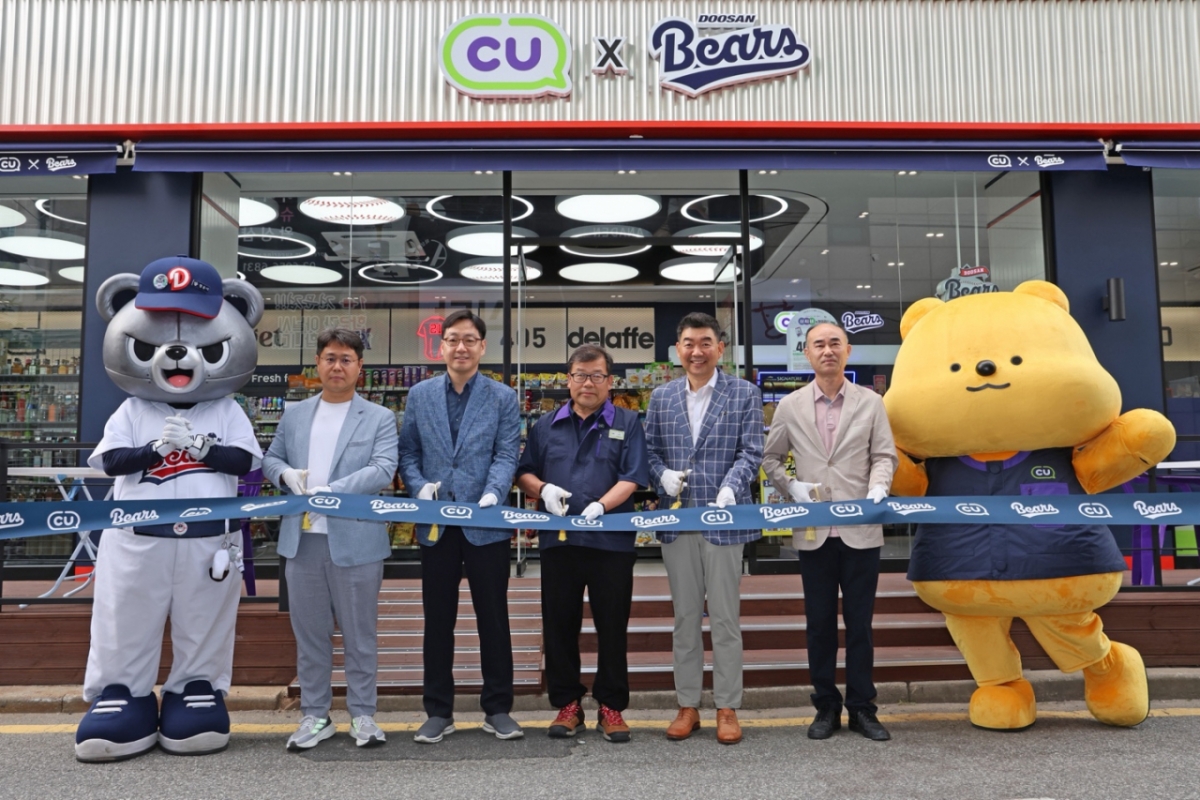 (왼쪽부터) 두산 베어스 마케팅기획실 이영재 실장, 두산 베어스 백준호 전무 CU 신천올림픽점 김희창 점주, BGF리테일 전략혁신부문 오정후 전무, BGF리테일 2권역장 김현민 상무. /사진=두산 베어스 제공