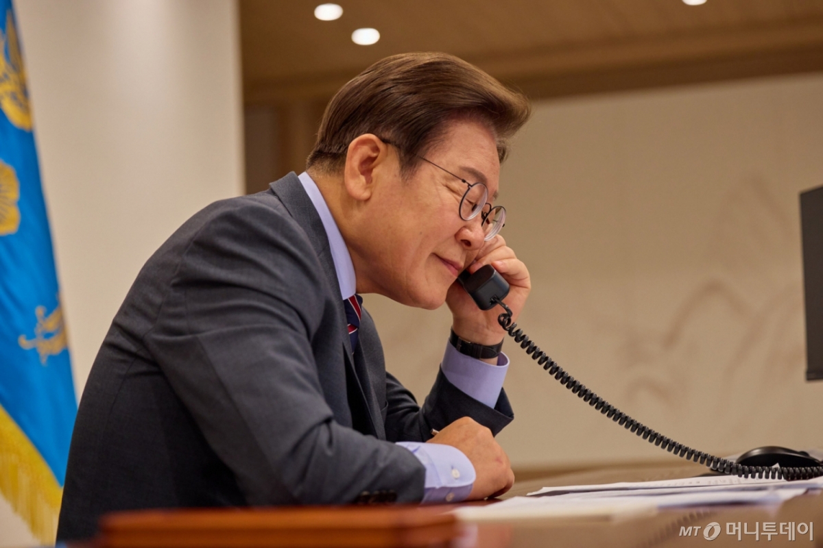 (서울=뉴스1) 박지혜 기자 = 이재명 대통령이 12일 서울 용산구 대통령실 청사 집무실에서 르엉 끄엉 베트남 국가주석과 전화 통화를 하고 있다. (대통령실 제공. 재판매 및 DB 금지) 2025.6.12/뉴스1  Copyright © 뉴스1. All rights reserved. 무단 전재 및 재배포,  AI학습 이용 금지. /사진=(서울=뉴스1) 박지혜 기자