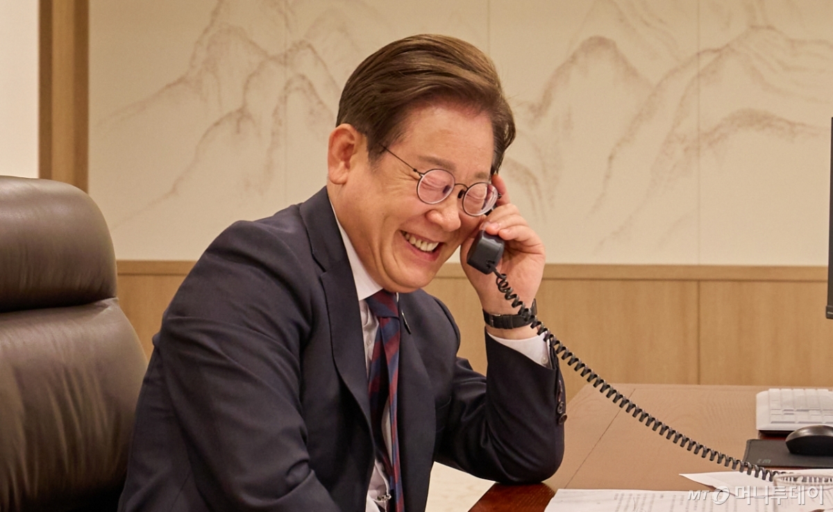 (서울=뉴스1) 허경 기자 = 이재명 대통령이 10일 서울 용산구 대통령실 청사 집무실에서 시진핑 중국 국가주석과 전화 통화를 하고 있다. (대통령실 제공. 재판매 및 DB 금지) 2025.6.10/뉴스1  Copyright © 뉴스1. All rights reserved. 무단 전재 및 재배포,  AI학습 이용 금지. /사진=(서울=뉴스1) 허경 기자