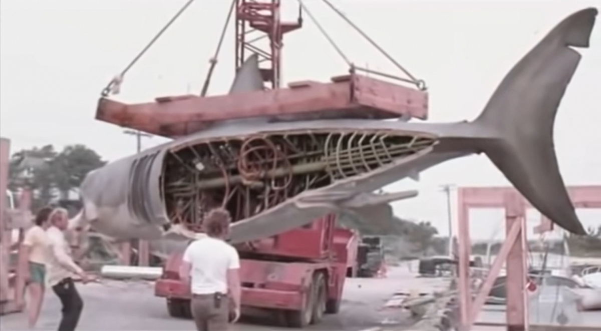 영화 '죠스'에서 사용된 로봇 상어의 모습. /사진=영화 '죠스' 메이킹 필름 영상 