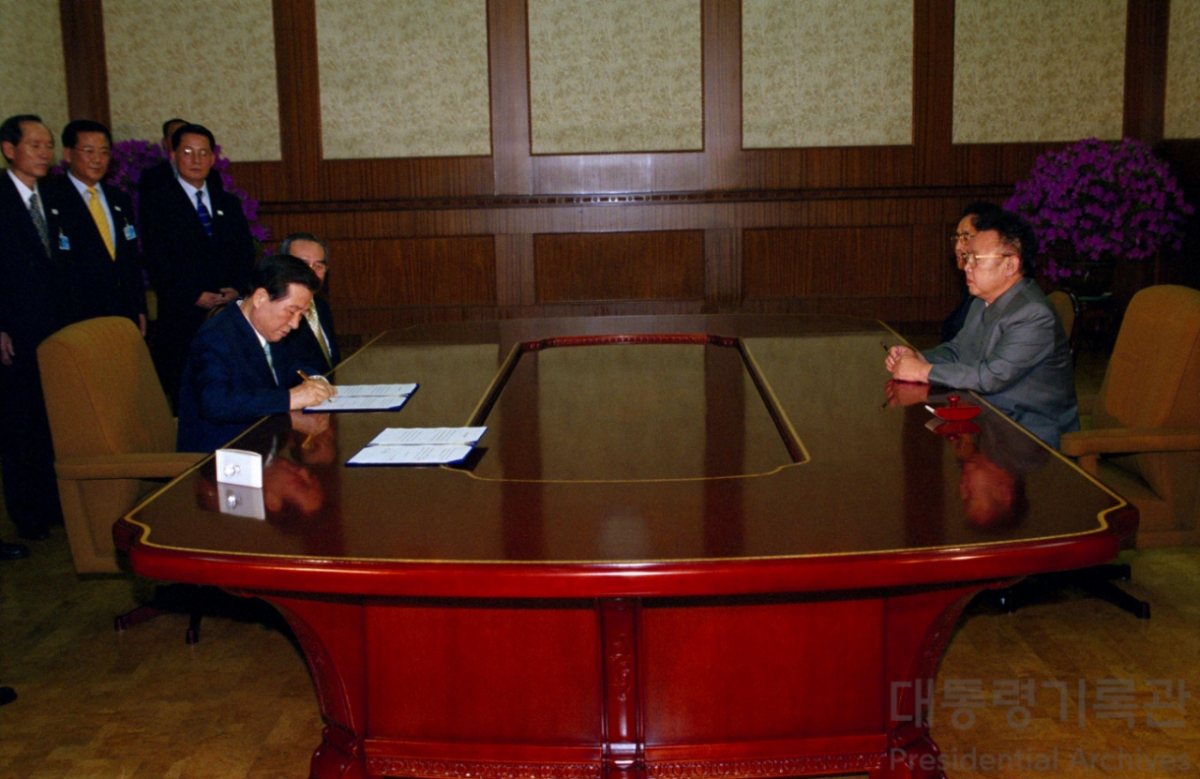 2000년 6월14일 김대중 당시 대통령과 김정일 당시 북한 국방위원장이 북한 평양 백화원 영빈관에서 '6·15남북공동선언'에 서명하는 모습./사진=행정안전부 대통령기록관 