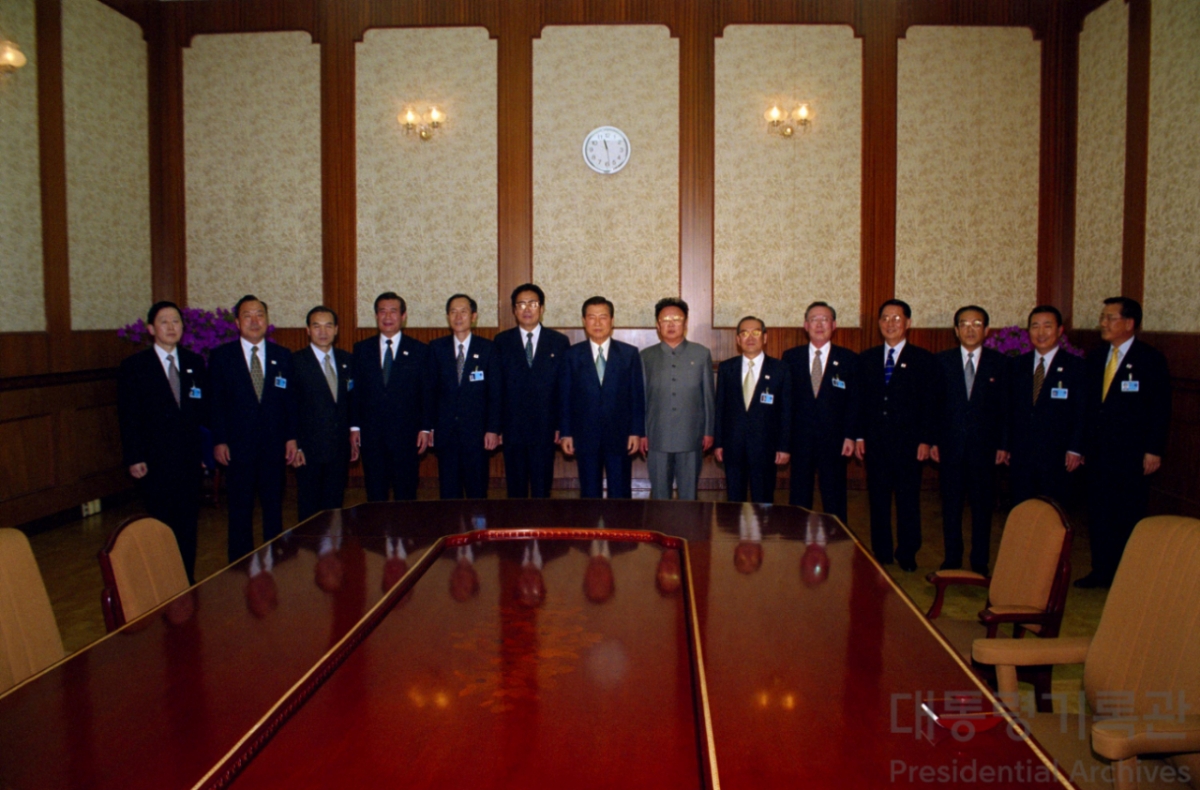 2000년 6월14일 김대중 당시 대통령과 김정일 당시 북한 국방위원장이 북한 평양 백화원 영빈관에서 '6·15남북공동선언'에 합의한 뒤 양측 수행원과 기념촬영에 임한 모습./사진=행정안전부 대통령기록관 