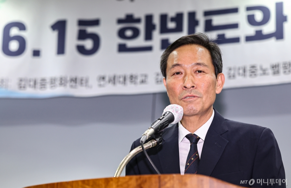 (서울=뉴스1) 김도우 기자 = 우상호 대통령실 정무수석이 12일 서울 마포구 연세대 김대중도서관에서 열린 '6·15 남북정상회담 25주년 기념식'에서 이재명 대통령의 축사를 대독하고 있다. 2025.6.12/뉴스1 Copyright © 뉴스1. All rights reserved. 무단 전재 및 재배포, AI학습 이용 금지. /사진=(서울=뉴스1) 김도우 기자