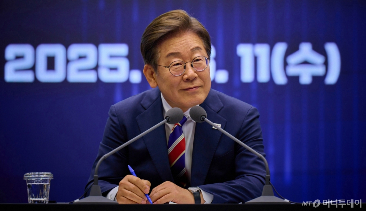 (서울=뉴스1) 박지혜 기자 = 이재명 대통령이 지난 11일 서울 영등포구 한국거래소에서 열린 주식시장 불공정거래 근절을 위한 현장 간담회에서 참석자의 질문을 경청하고 있다. (이재명 대통령 SNS. 재판매 및 DB 금지) 2025.6.12/뉴스1  Copyright © 뉴스1. All rights reserved. 무단 전재 및 재배포,  AI학습 이용 금지. /사진=(서울=뉴스1) 박지혜 기자