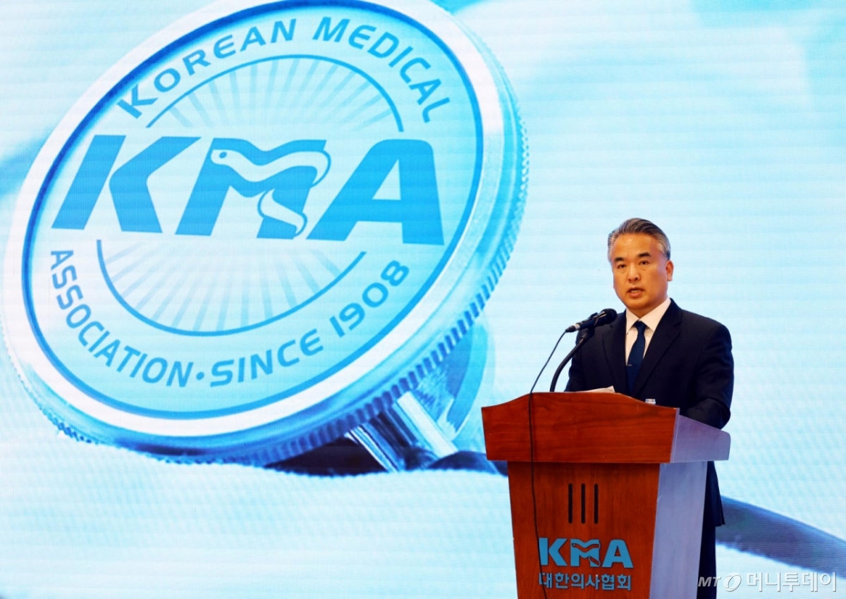 [서울=뉴시스] 박주성 기자 = 김성근 대한의사협회 대변인이 20일 오후 서울 용산구 의협회관에서 정부의 2차 의료개혁안 발표와 관련해 브리핑을 하고 있다. 2025.03.20. park7691@newsis.com /사진=