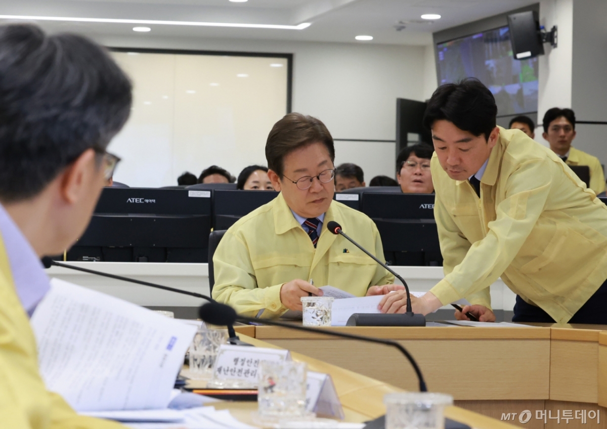 [서울=뉴시스] 최진석 기자 = 이재명 대통령이 12일 서울 서초구 한강홍수통제소에서 열린 수해(장마) 대비 현장 점검 회의에서 강훈식 비서실장과 자료를 살펴보고 있다. (대통령실통신사진기자단) 2025.06.12. myjs@newsis.com /사진=최진석