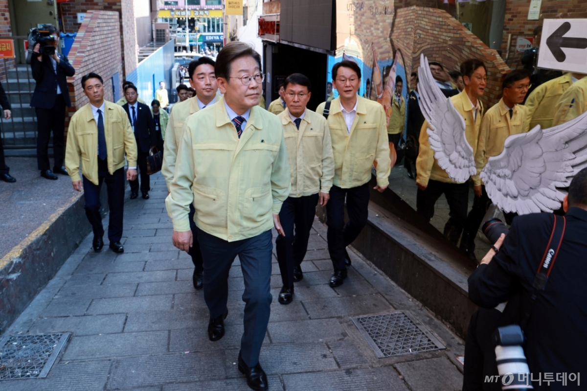 [서울=뉴시스] 고범준 기자 = 이재명 대통령이 12일 서울 용산구 이태원 참사 현장 '10·29 기억과 안전의 길'을 둘러보고 있다. (대통령실통신사진기자단) 2025.06.12. bjko@newsis.com /사진=