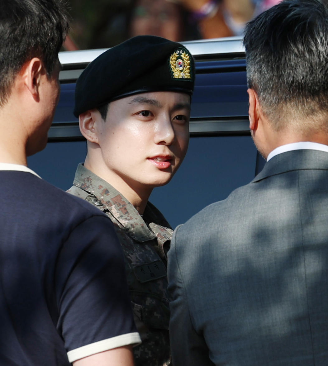 그룹 방탄소년단(BTS) 정국이 지난 11일 경기도 연천군 연천공설운동장에서 전역 인사를 마친 뒤 준비된 차량으로 이동하고 있다. /사진=뉴스1