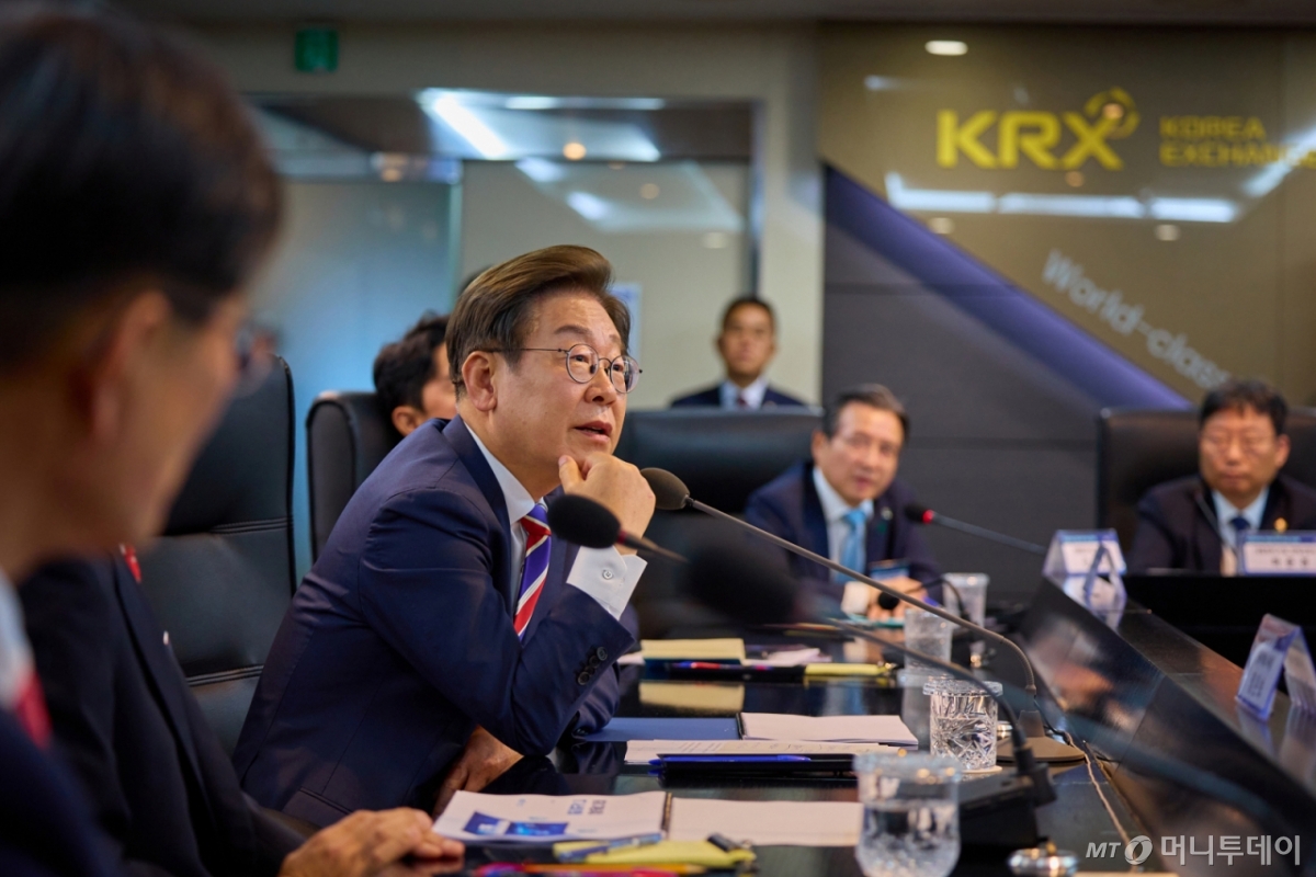 [서울=뉴시스] 이재명 대통령이 지난 11일 서울 영등포구 한국거래소 통합관제센터를 방문해 증시시황 및 시장감시 체계 브리핑을 듣고 있다. (사진=이재명 대통령 SNS) 2025.06.12. photo@newsis.com *재판매 및 DB 금지 /사진=