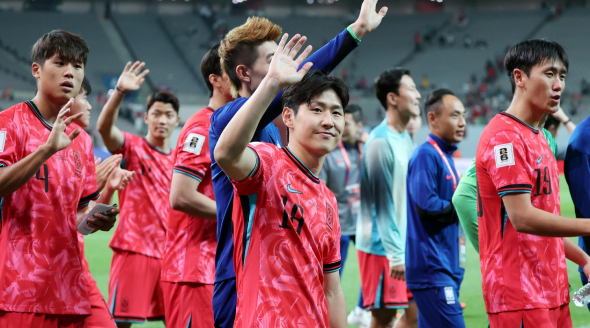 이강인이 10일 서울월드컵경기장에서 북중미월드컵 최종예선 마지막 경기인 쿠웨이트전에서 승리한 후 월드컵11연속 본선진출을 축하하기위해 그라운드를 돌고 있다. /사진=강영조 선임기자