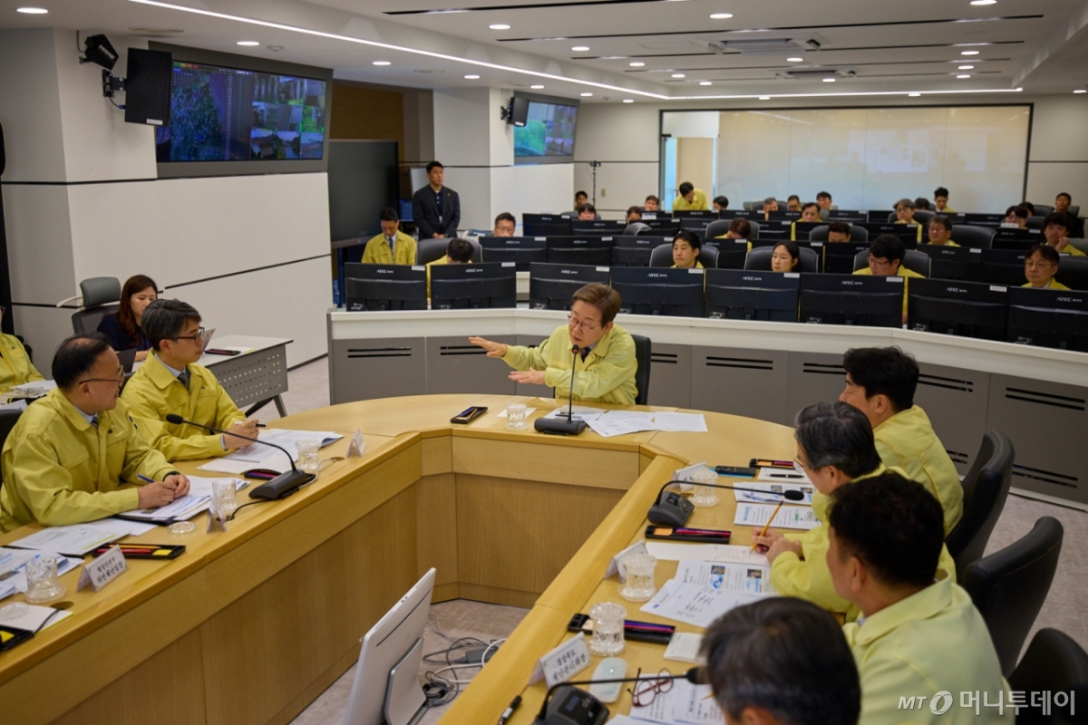 (서울=뉴스1) 박지혜 기자 = 이재명 대통령이 12일 서울 서초구 한강홍수통제소에서 수해 대비 현장 점검 회의를 주재하고 있다. (이재명 대통령 SNS. 재판매 및 DB 금지) 2025.6.12/뉴스1 Copyright © 뉴스1. All rights reserved. 무단 전재 및 재배포, AI학습 이용 금지. /사진=(서울=뉴스1) 박지혜 기자