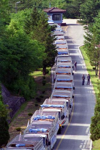 1998년 6월16일 소를 태운 트럭들이 줄지어 북한으로 향하는 모습. /사진= 문화체육관광부 