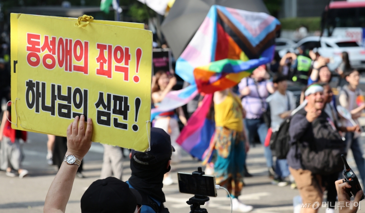 (서울=뉴스1) 장수영 기자 = 14일 서울 중구 명동성당 인근에서 개신교 신자들이 '2025 제26회 서울퀴어퍼레이드' 참가자들을 향해 목소리를 높이고 있다. 2025.6.14/뉴스1  Copyright © 뉴스1. All rights reserved. 무단 전재 및 재배포,  AI학습 이용 금지. /사진=(서울=뉴스1) 장수영 기자