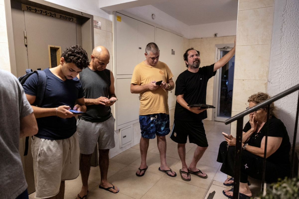 이스라엘 텔아비브에서 사이렌을 듣고 대피소로 모인 이스라엘인들/ 2025.6.13 /로이터=뉴스1