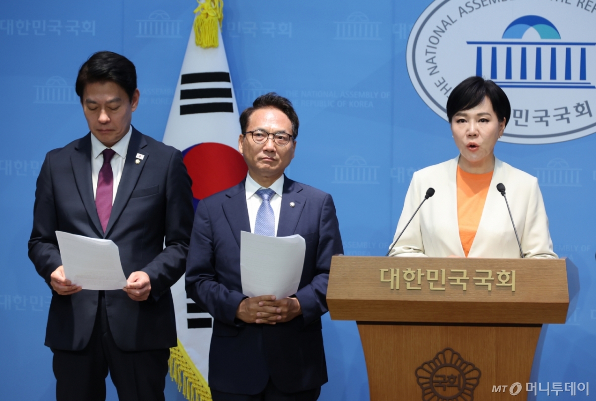 [서울=뉴시스] 고승민 기자 = 더불어민주당 정치테러대책위원회 전현희 위원장과 한민수, 박선원 의원이 12일 서울 여의도 국회 소통관에서 대선 기간 후보 총기테러 모의에 대한 수사당국 신속 수사 촉구 기자회견을 하고 있다. 2025.06.12. kkssmm99@newsis.com /사진=고승민