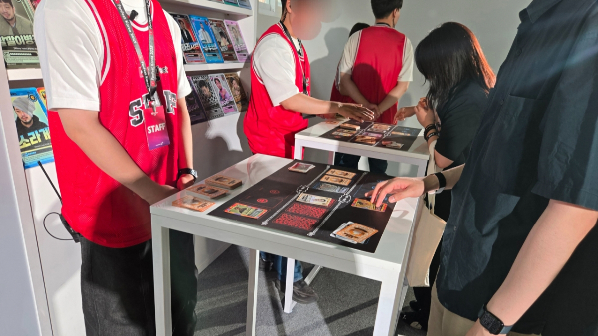 '이말년'이라는 이름의 웹툰 작가로 활동했던 유튜버 '침착맨' 크리에이터 존에는 침착맨 사진이 들어간 포토 카드로 카드 게임을 할 수 있는 공간이 마련돼있었다./사진=이찬종 기자